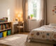 Chambre d’enfant chaleureuse et confortable, avec tapis doux, rangements, bureau adapté, lit douillet, lampe de nuit et rideaux, éclairage naturel de fin d’après-midi.