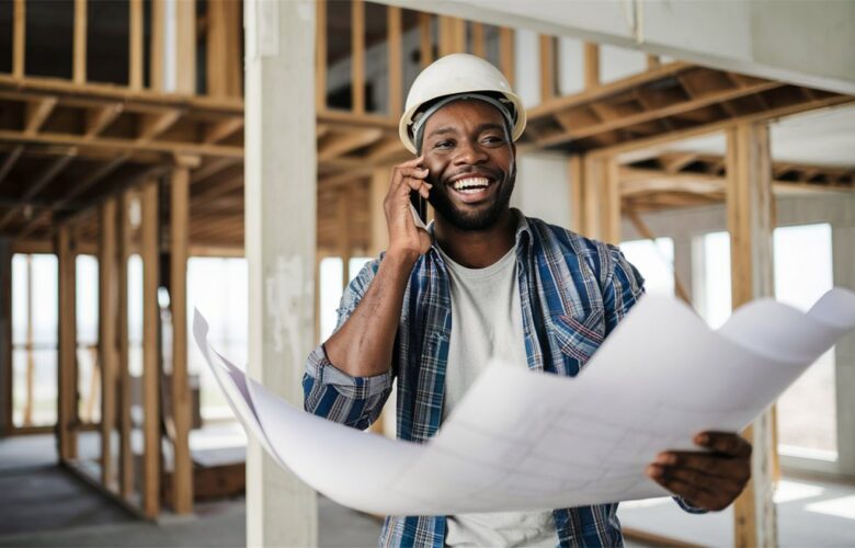 Un propriétaire échange avec un artisan autour des plans d’une rénovation intérieure.